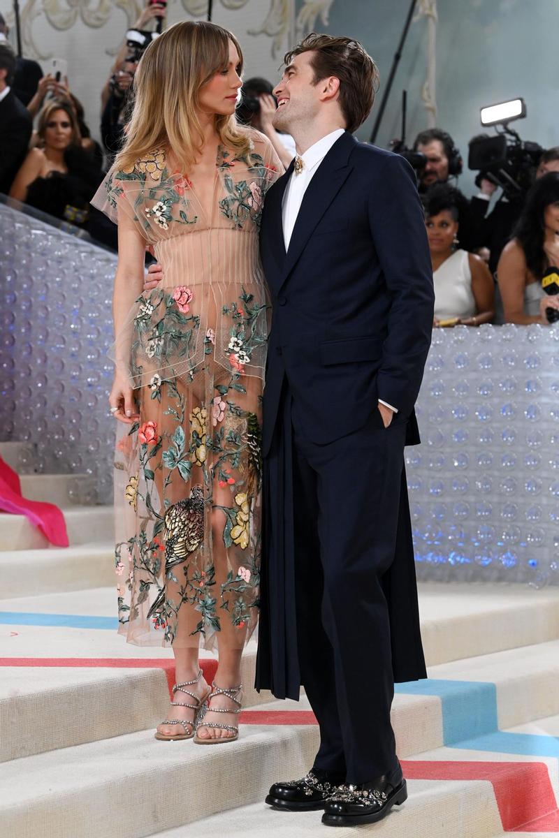 Suki Waterhouse y Robert Pattinson en la Gala MET 2023