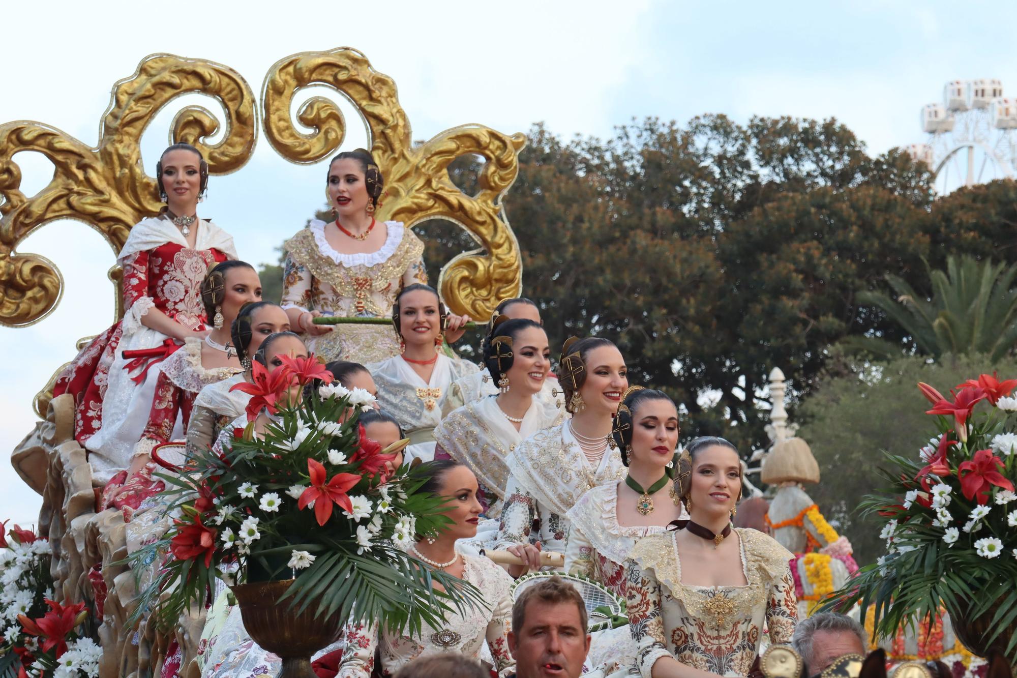 Las candidatas a Fallera Mayor e Infantil de València 2024 cierran la Fira en la Batalla de Flores