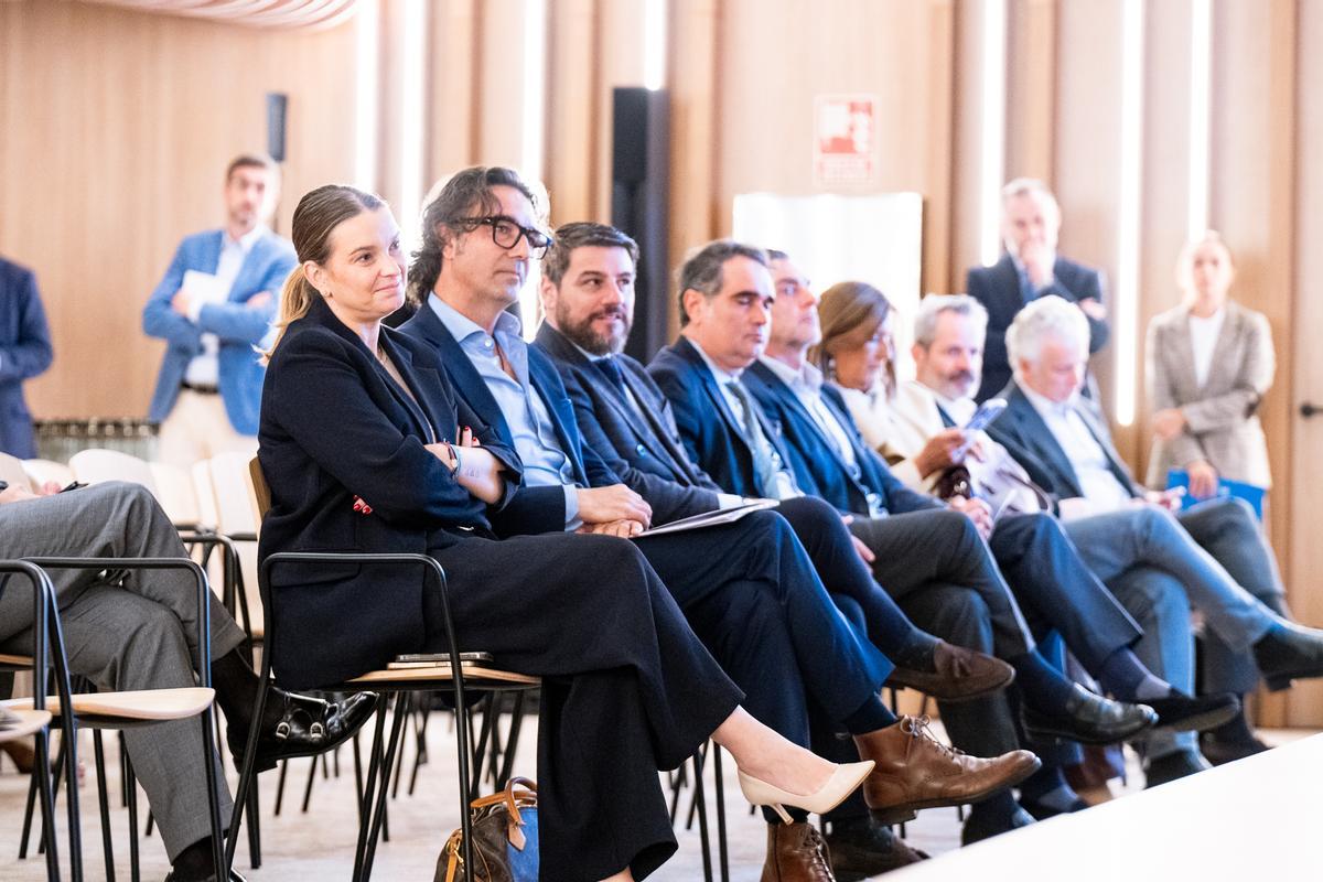 La presidenta Prohens, Mika Ferrer (CEO de Palma Beach), Javier Bonet, el hotelero Onofre Pascual y Pedro Marín, entre otros.