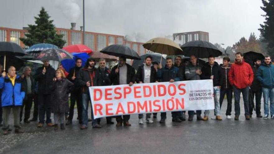 Los trabajadores salieron a la calle por los despidos e incumplimientos en materia de seguridad.