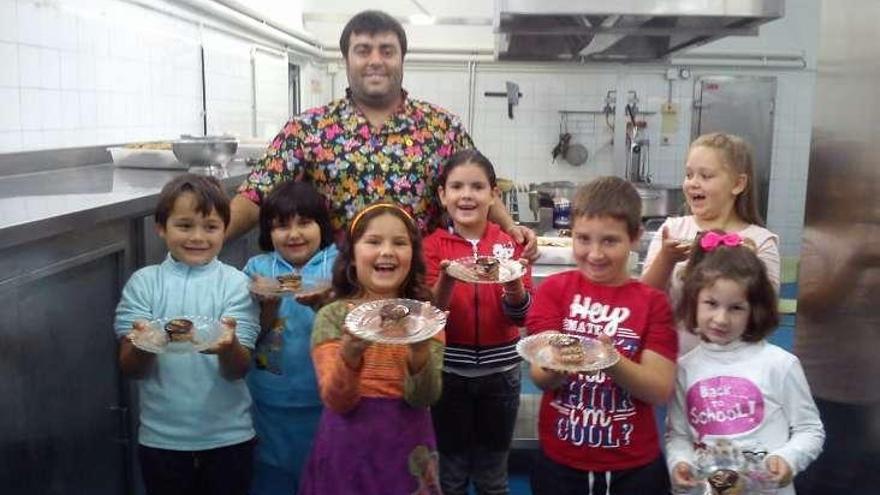 Los escolares posan con el cocinero del colegio.