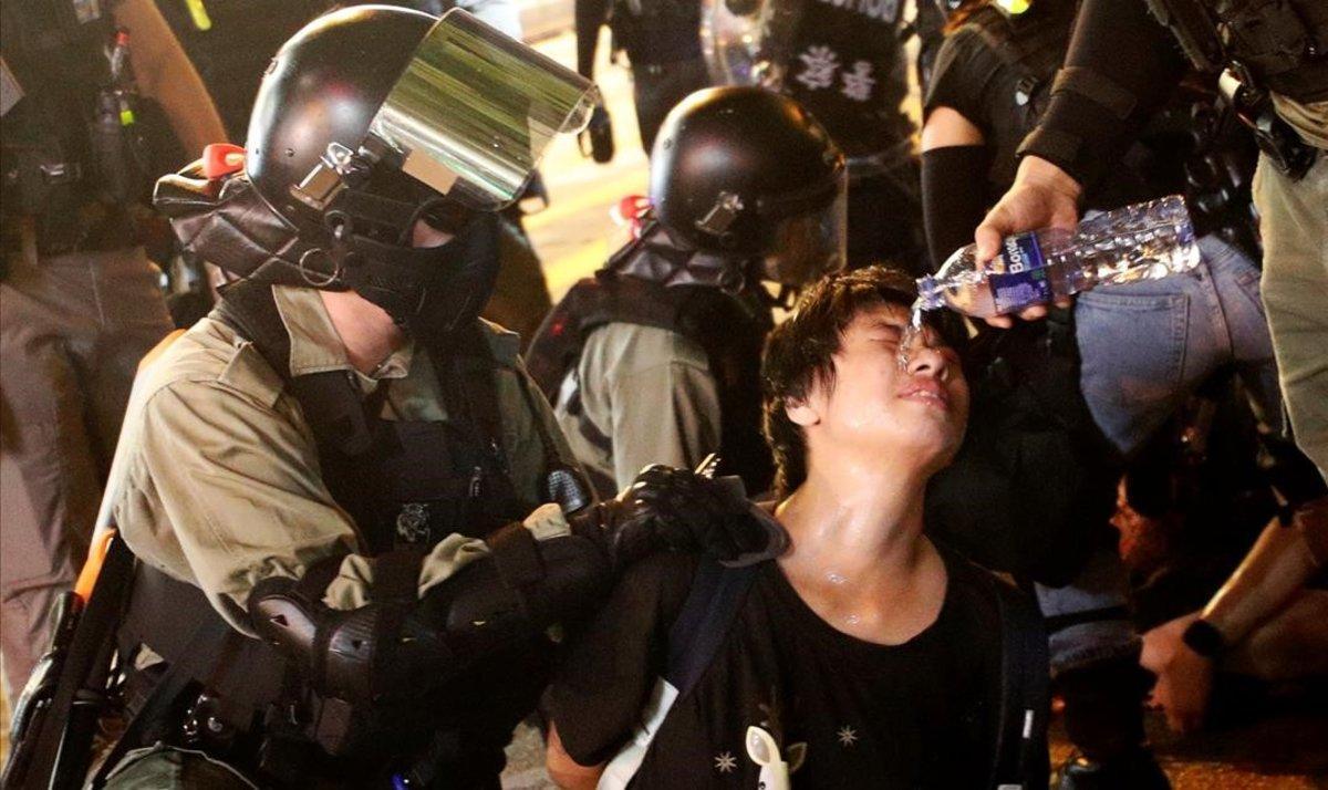 zentauroepp50292564 riot police officers pour water over a protester as he is de191007172318