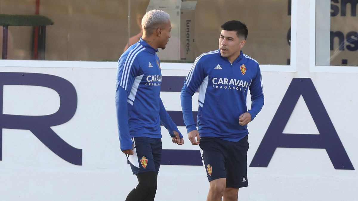 Alarcón dialoga con Jairo Quinteros en un entrenamiento del Real Zaragoza.