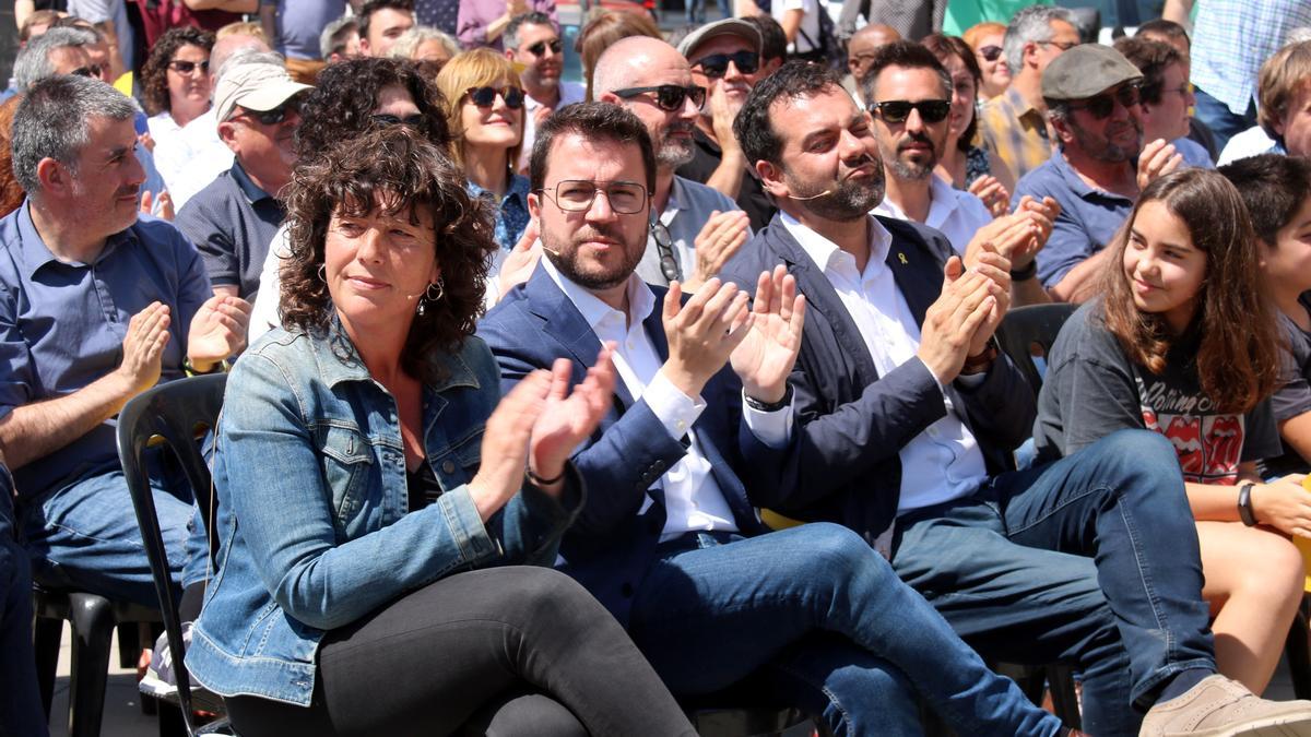 La consellera d&#039;Acció Climàtica, Teresa Jordà; el president de la Generalitat, Pere Aragonès, i l&#039;alcaldable per Girona, Quim Ayats, durant l&#039;acte de presentació a la plaça Salvador Espriu