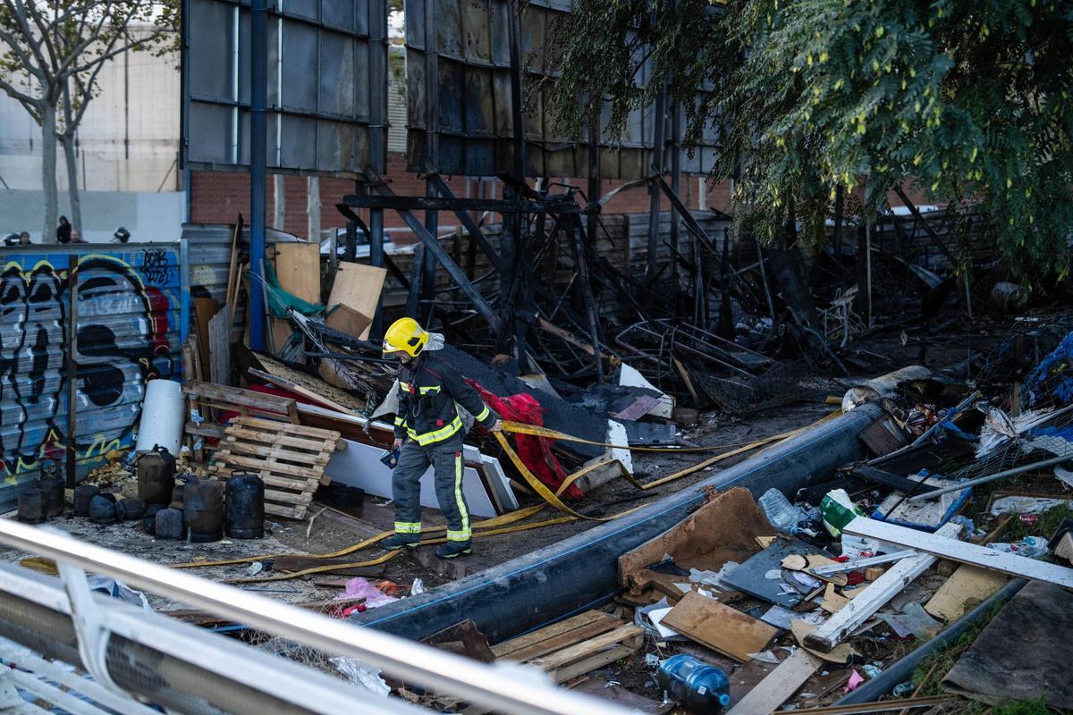 Incendio en un asentamiento de barracas en la calle de Bac de Roda de Barcelona