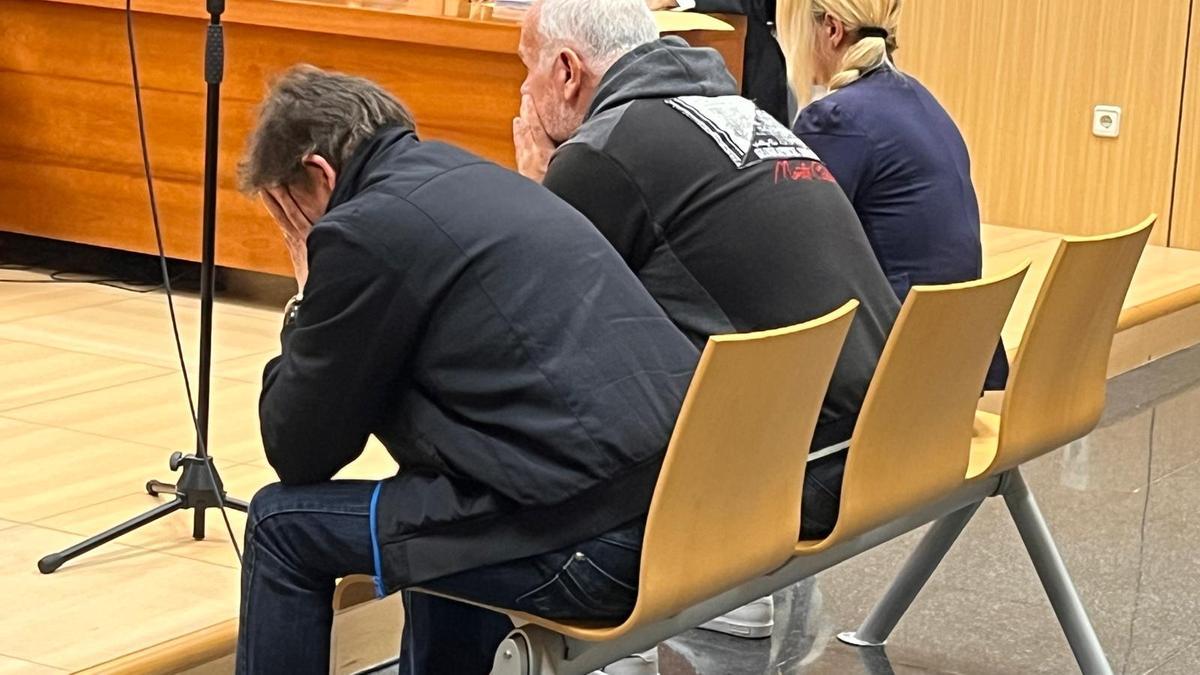 Los tres acusados de estafar 245.000 euros a una mujer, durante el juicio celebrado en València.