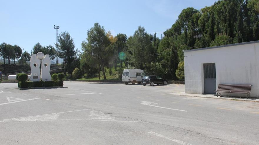 El Ayuntamiento trabaja en la ampliación de zonas de aparcamientos en el polideportivo.