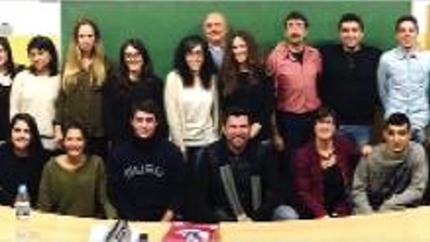 Els joves estudiants posen amb els responsables d&#039;institucions i empreses que col·laboren amb el centre