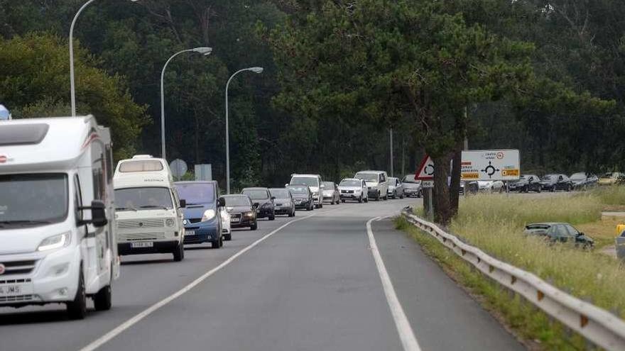 Retenciones de tráfico para cruzar el puente de A Illa de Arousa. // Noé Parga