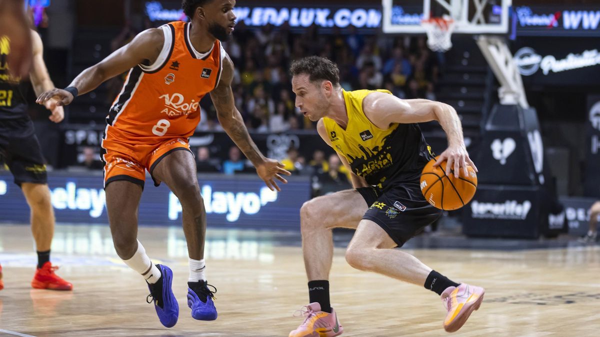 Huertas trata de escapar de la marca de Jean Montero en el último Canarias-Valencia.