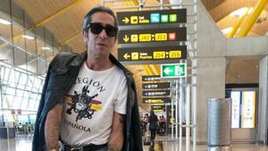 Mario Vaquerizo con la camiseta de la Legión en el aeropuerto de Barajas.