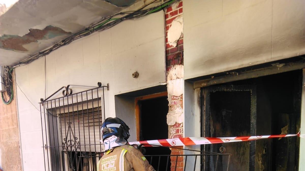 Un bombero en la puerta del inmueble.