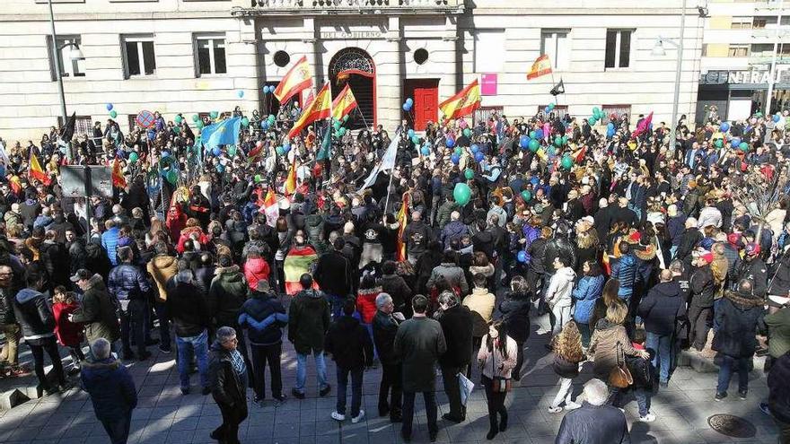 Concentración inicial, delante de la Subdelegación del Gobierno de Ourense. // Iñaki Osorio