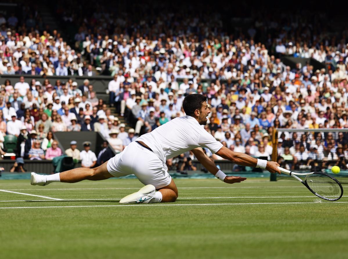 Wimbledon (United Kingdom), 16/07/2023.- Novak Djokovic of Serbia in action during the Men’s Singles final match against Carlos Alcaraz of Spain at the Wimbledon Championships, Wimbledon, Britain, 16 July 2023. (Tenis, España, Reino Unido) EFE/EPA/TOLGA AKMEN EDITORIAL USE ONLY