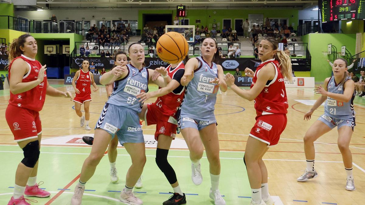 Un momento de un partido jugado este año en Navia.