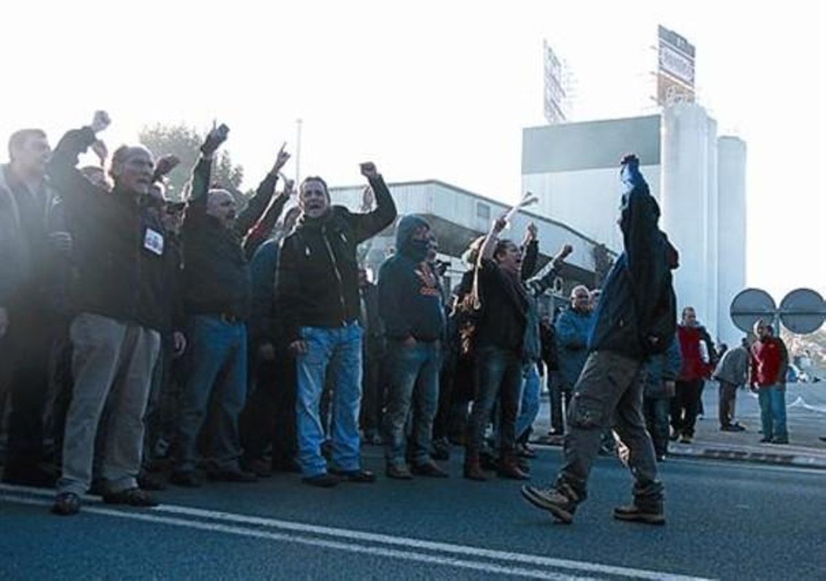 Protesta 8 Un piquet intenta evitar que entri personal a la factoria. Protesta 8 Un piquet intenta evitar que entri personal a la factoria.