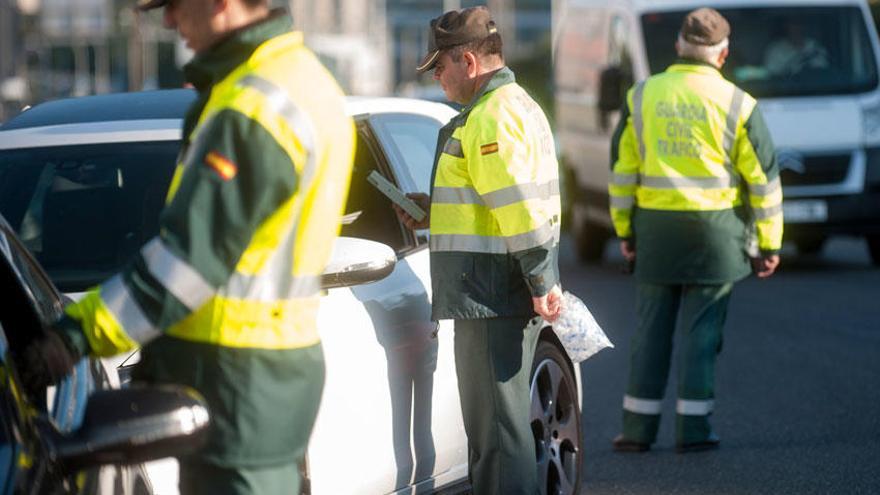 Control de la Guardia Civil de Tráfico en Alfonso Molina.