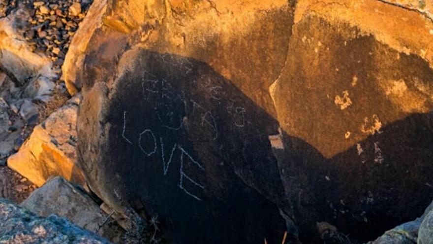 Denuncian actos vandálicos contra grabados podomorfos de Fuerteventura
