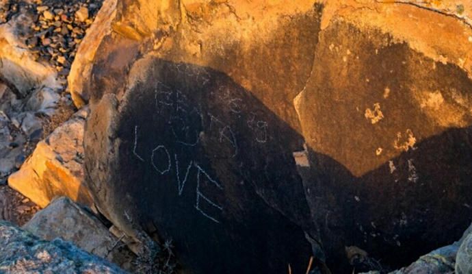 Denuncian actos vandálicos contra grabados podomorfos de Fuerteventura