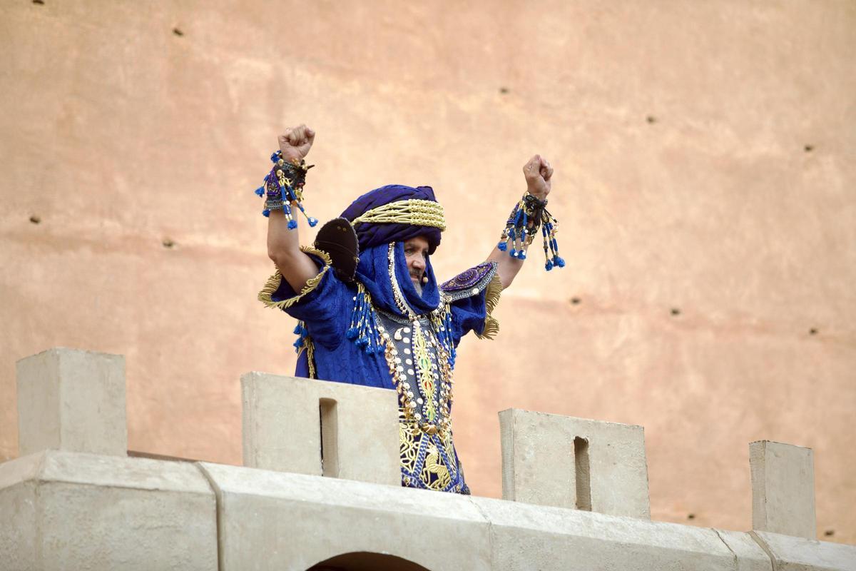 La ‘trabucà’ de las comparsas cristianas reconquista la Torre de Torrent