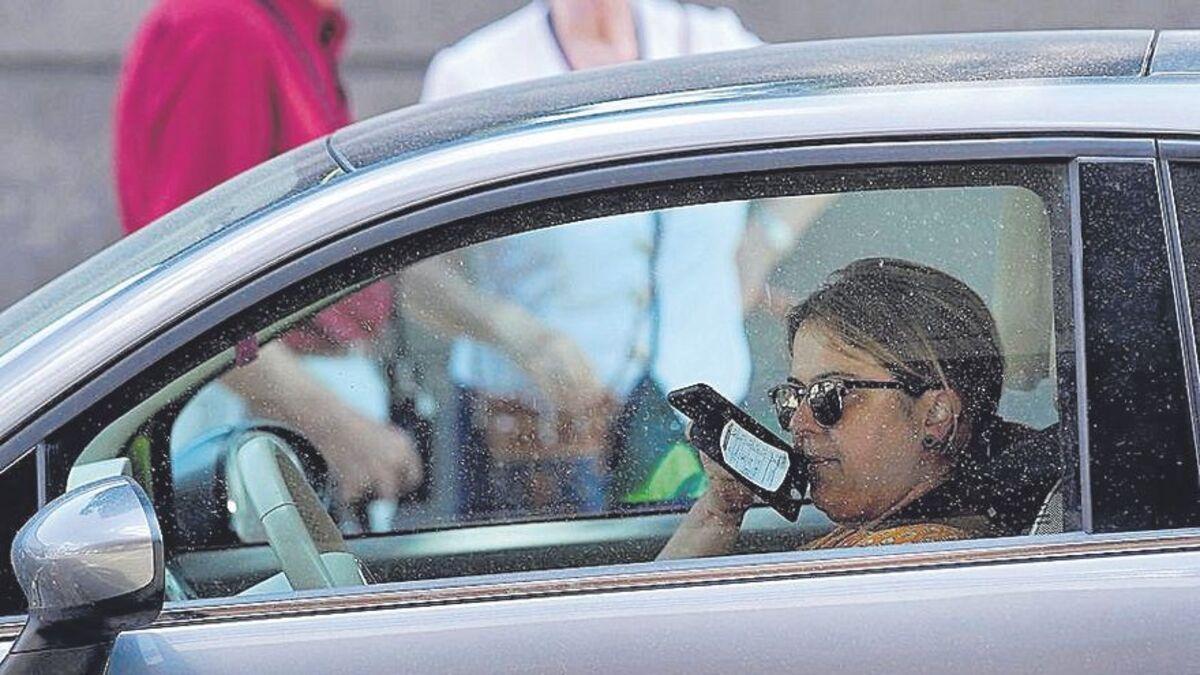 Una conductora habla por el móvil en un semáforo.