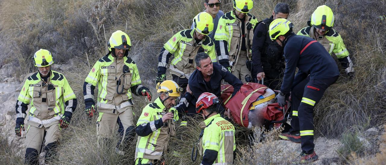 Labores de rescate del cuerpo sin vida de un hombre que al parecer se ha precipitado desde una zona escarpada en la Serra Grossa