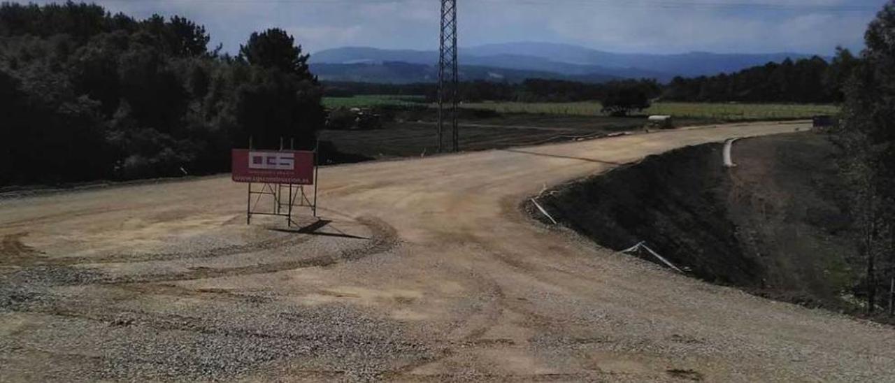 Vista del ramal perfilado en una imagen tomada desde la rotonda de la autovía.