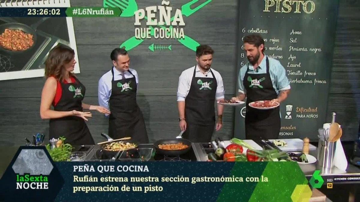 Rufián, de cocinero en ’La Sexta noche’.