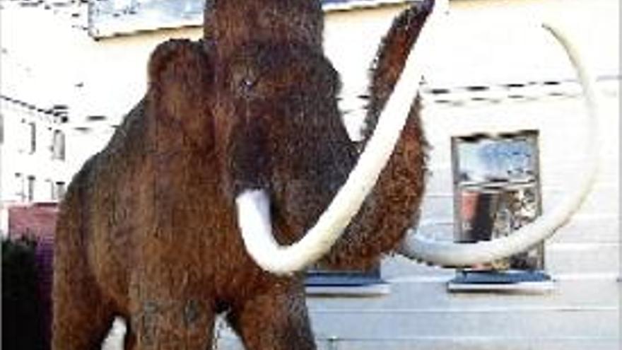 Reconstrucció d&#039;un mamut en un espai museístic a l&#039;aire lliure