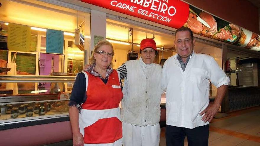 Pilar, Mari Carmen y Rafael Cambeiro frente a su carnicería. // Marta G. Brea