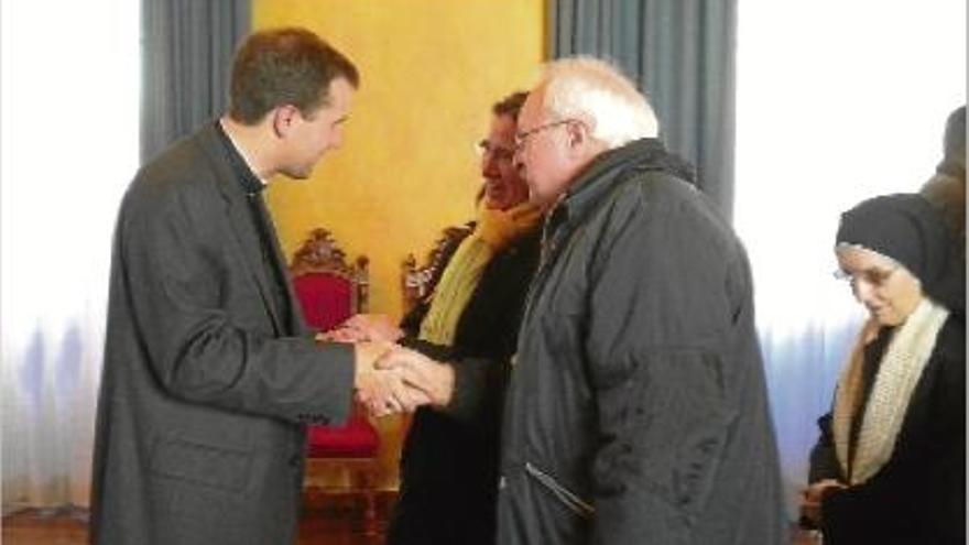 El bisbe Xavier Novell, ahir, a la sala del bisbe Lasala, felicitant els feligresos amb motiu de Nadal