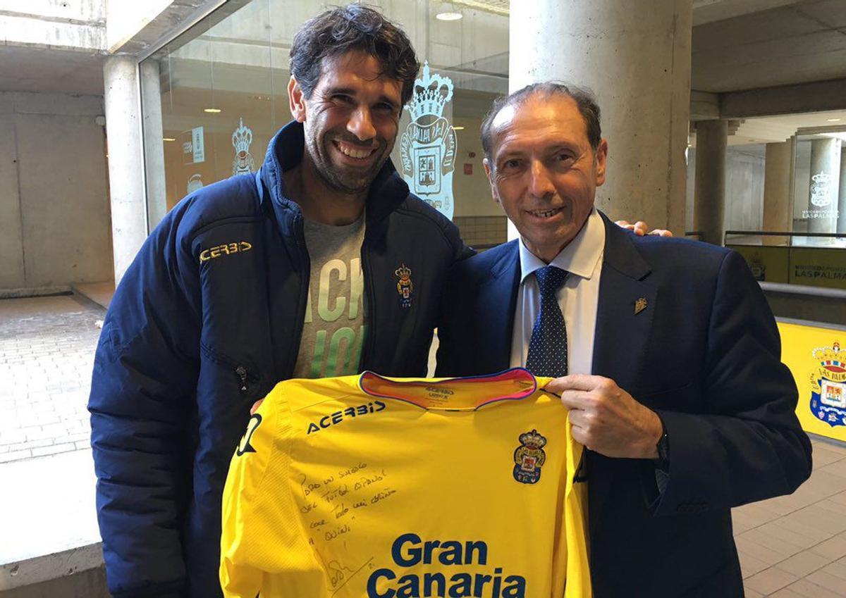 Valerón y Quini, en 2016, con una camiseta firmada por el primero que le pidió el asturiano para su museo.