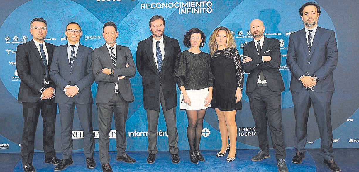 La delegaci�n de CaixaBank que asisti� a los Importantes, en el photocall. De izq a der, Carlos Garc�a, Carlos Merelo, Jes�s A. Cecilia, Francisco Alberto Santos, Mar Torres, Amparo Vidal, Ignacio Nicora y Jorge Molero.jpg