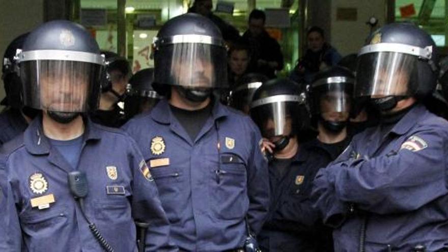 Unos policías custodian un edificio.