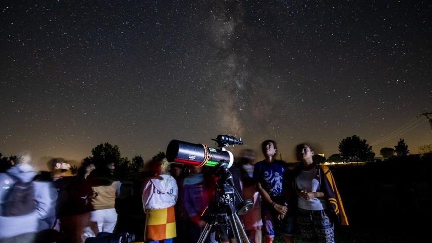 Un grupo de personas observa las estrellas en un pueblo de la provincia de Zamora.