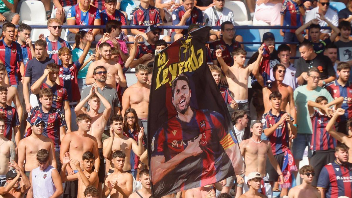 Aficionados del Levante sin camiseta por el fuerte calor en la grada.