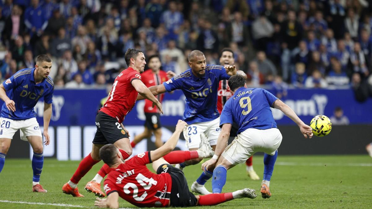 Un momento del encuentro entre el Real Oviedo y el Mallorca
