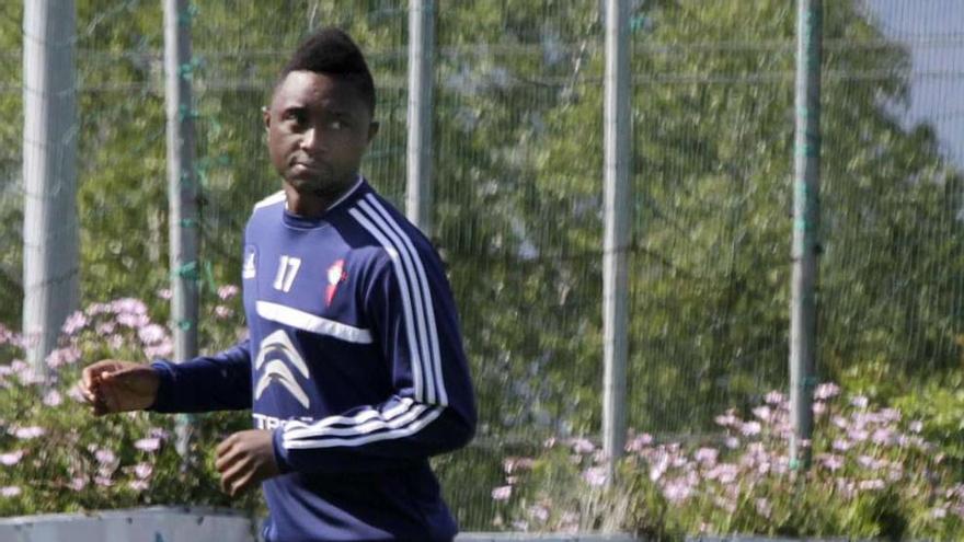 Levy Madinda, en el entrenamiento de ayer en A Madroa. // José Lores