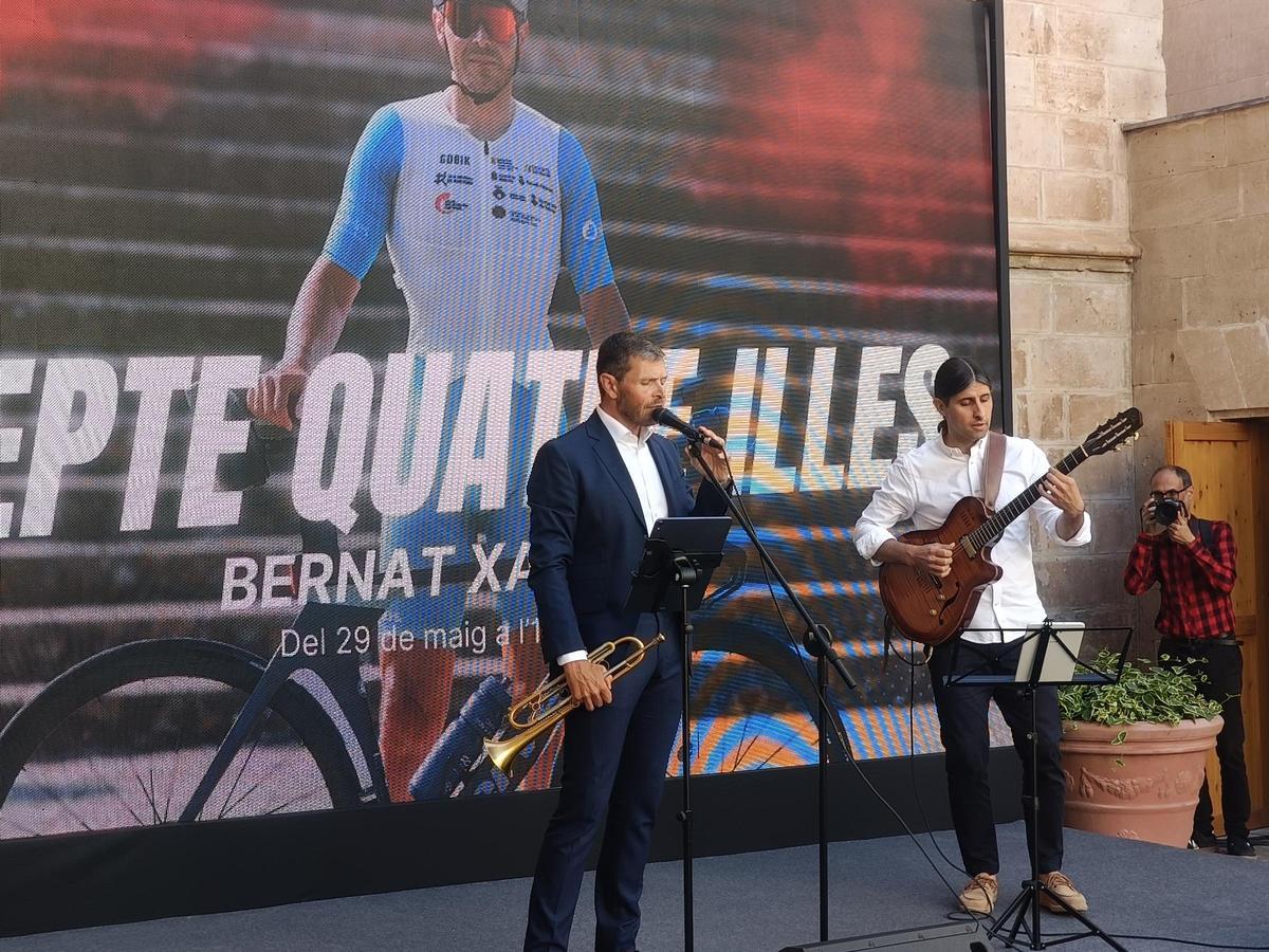 Bernat Xamena ha realizado una actuación acompañado del guitarrista Guillem Fullana.