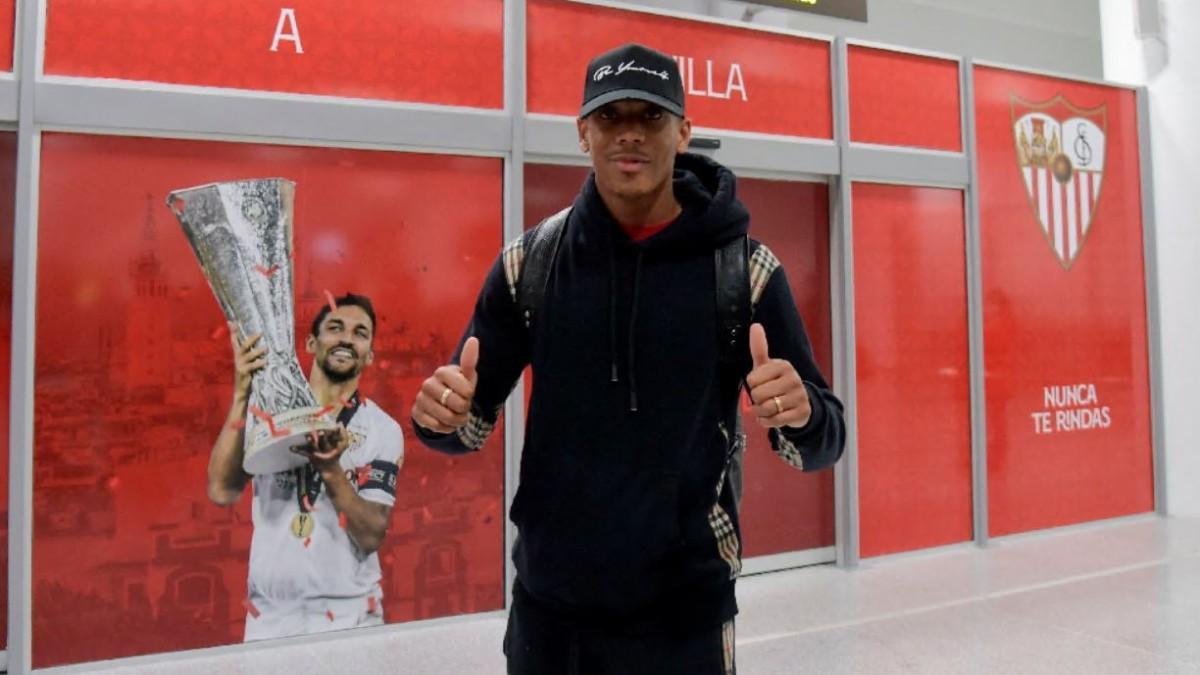Martial llega a Sevilla para formalizar su cesión hasta final de temporada