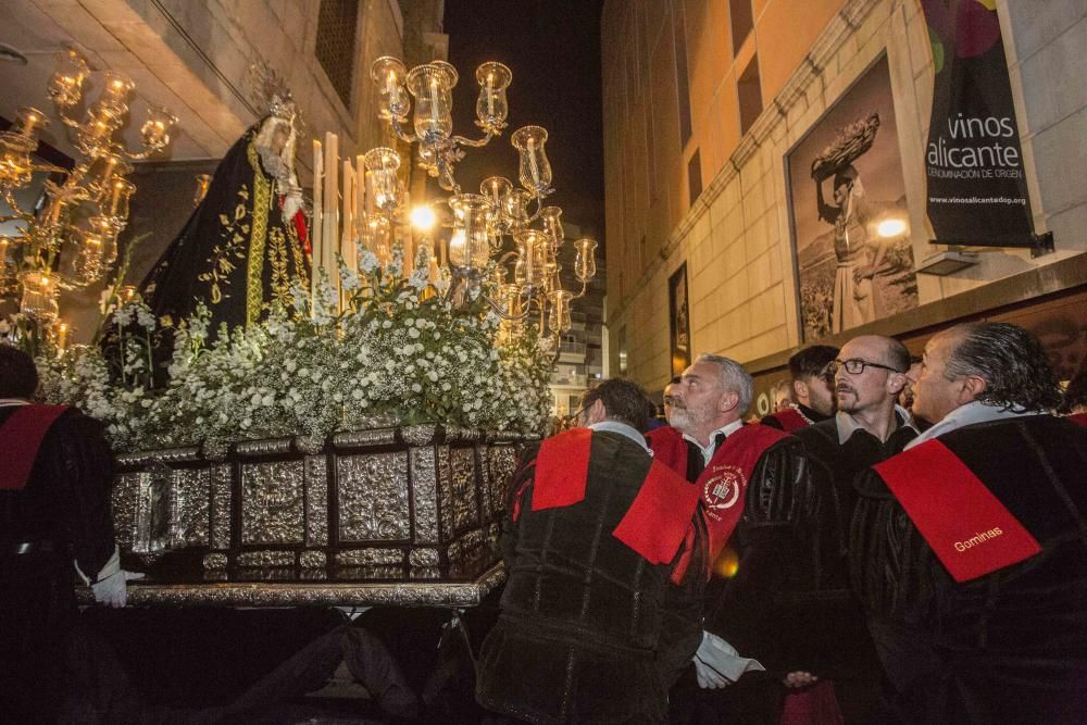 El numeroso cortejo de damas de mantilla caracteriza a esta hermandad