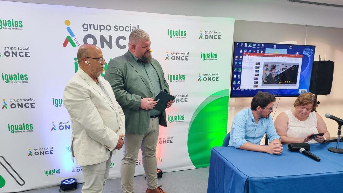 Una usuaria con discapacidad visual prueba la aplicación Entrena durante el acto de presentación del Informe de Valor Compartido 2025 de la ONCE en Las Palmas de Gran Canaria.