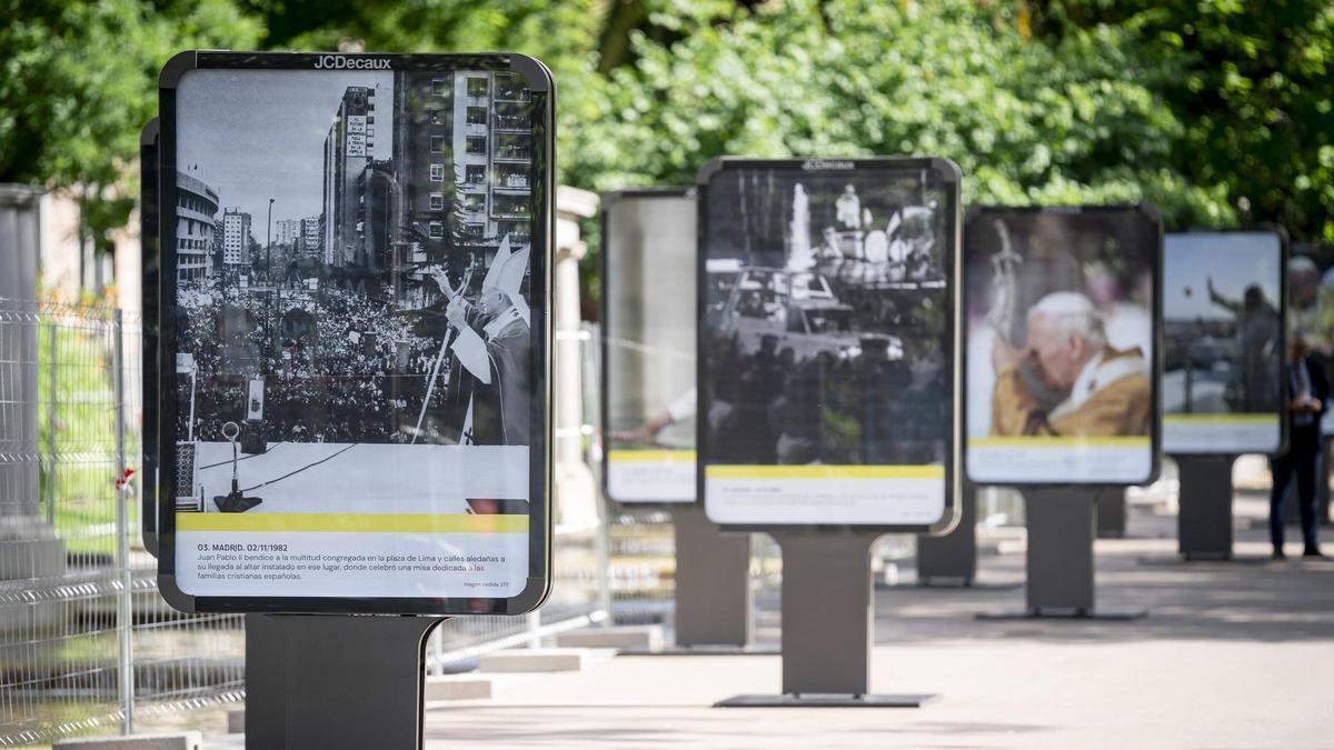 El alcalde de Madrid, José Luis Martínez-Almeida, durante el acto oficial de inauguración de la muestra al aire libre instalada en el paseo de Recoletos, a 25 de mayo de 2026, en Madrid (España). Esta iniciativa cultural e institucional forma parte del pr
