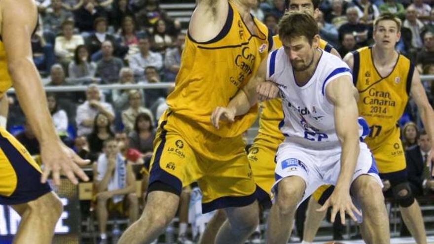 Rancik, defendido por el jugador del Gran Canaria Borovnjak.