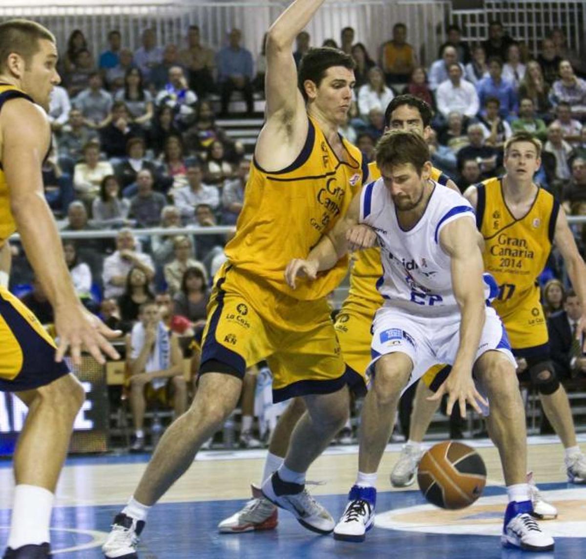 Rancik, defendido por el jugador del Gran Canaria Borovnjak.