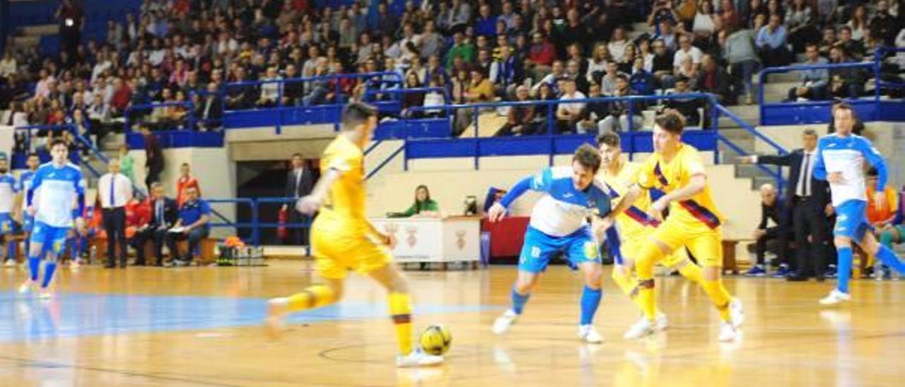 Un instante del partido entre el Alzira y el filial del Barça en el pabellón ribereño.