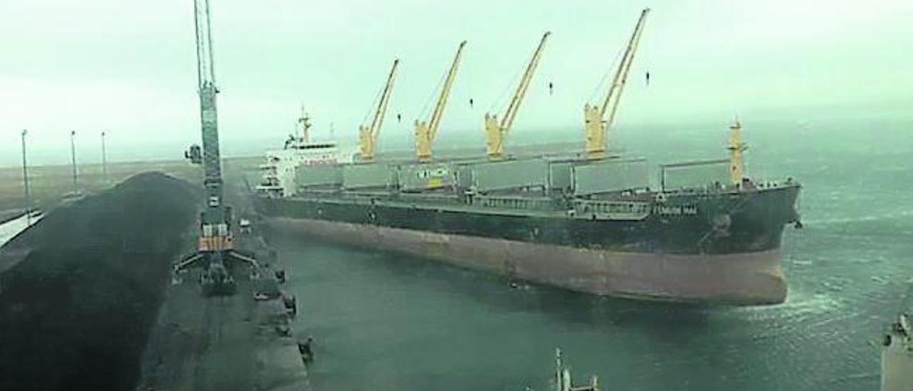 El viento rompe los cabos de un barco en Gijón y le obliga a bandonar la ampliación de El Musel