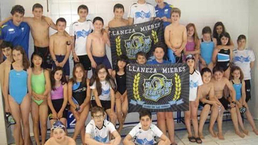 Los nadadores del Manuel Llaneza que participaron en la final de los Juegos Escolares.