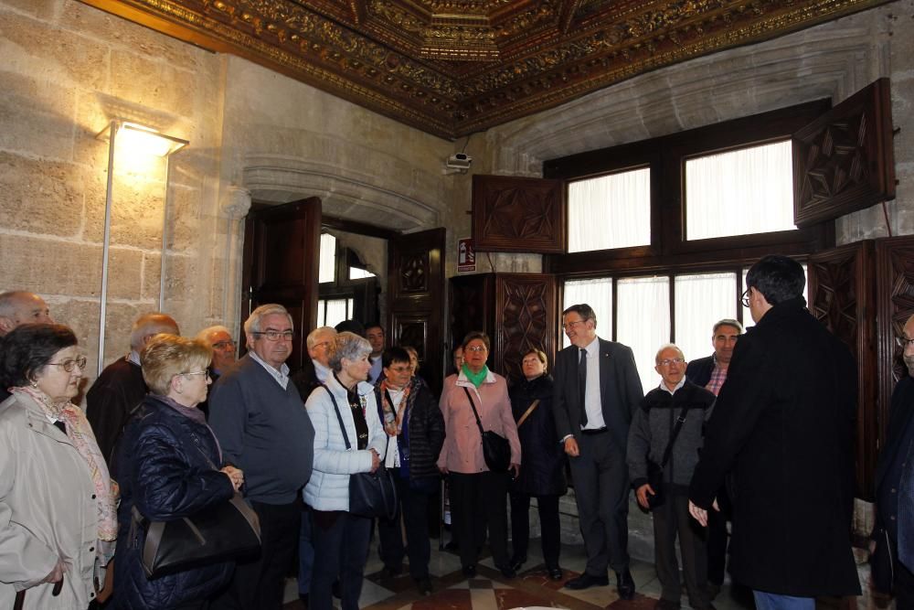 Vecinos de Morella, de visita en el Palau de la Generalitat