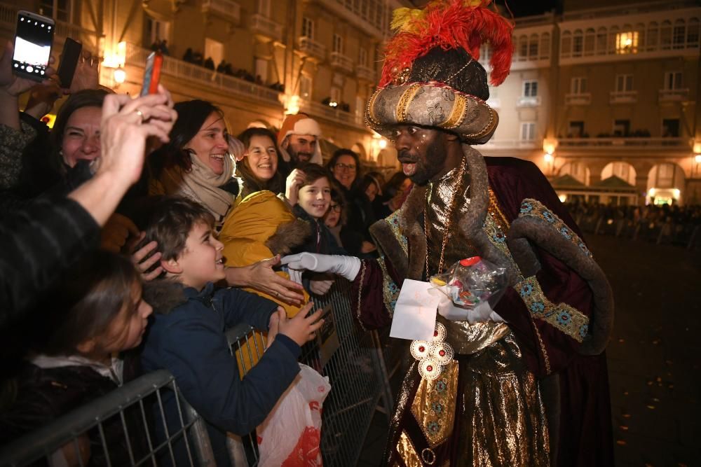 Los Reyes Magos recorren la ciudad desde O Castrillón hasta la plaza de María Pita.